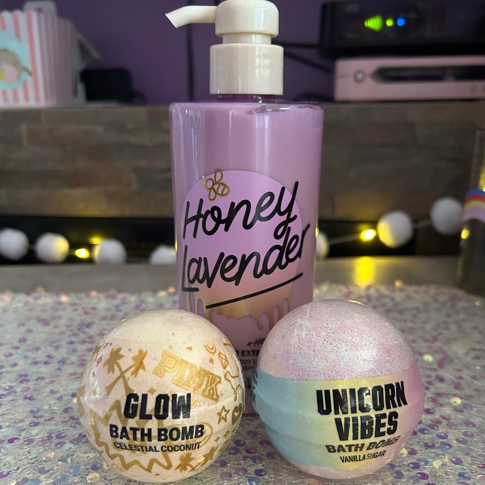 PINK VS body lotion + 2 bath bombs
